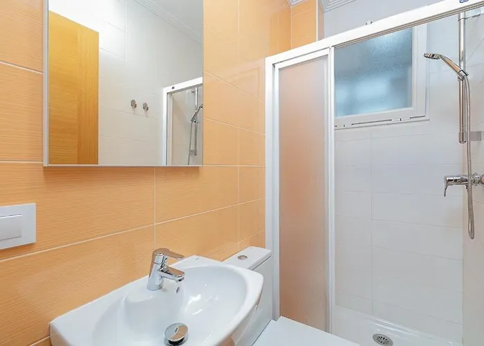 Lovely 4-bedroom In Апартаменты Виго