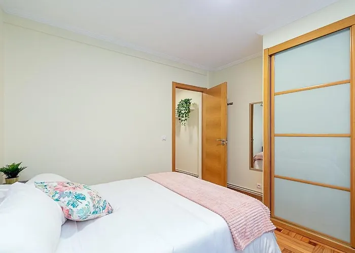 Διαμέρισμα Lovely 4-bedroom In